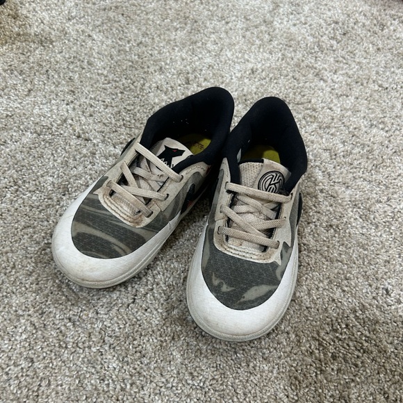 Nike toddler Sneakers 9c - Camo, Black, and Red - Picture 2 of 2